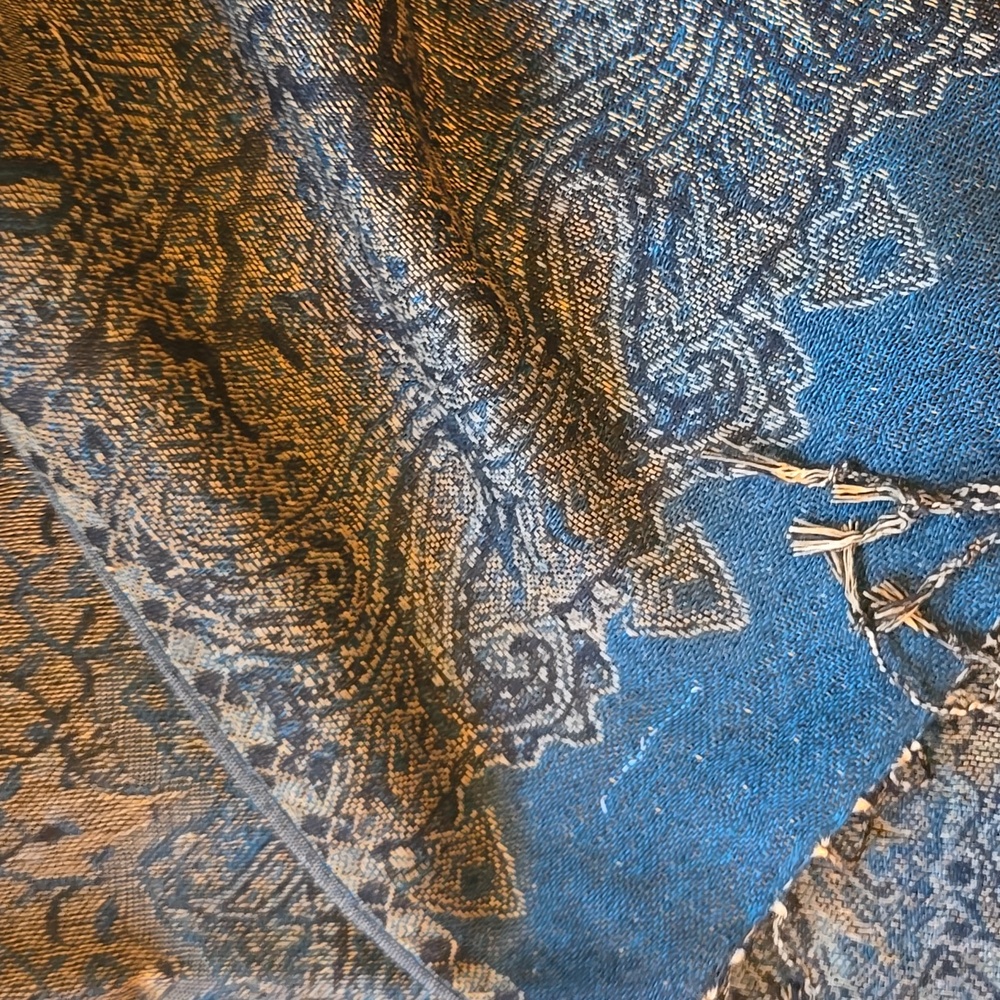 Wrap/Scarf - Picture 2 of 2